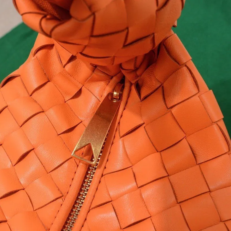Batch 1460 BV Bottega Veneta 2022 Early Spring New Ladies Medium JODIE Handbag BV Bag 🔥The new method is to round the corners on the original basis and knot the round hobo bag with classic woven leather. The most iconic triangular pull-out design, using sheepskin draped soft shape, is super suitable for concave shapes~ Jodie feels really gentle to people, and is definitely the best item for daily matching. It has the same weave, new elements and twists, and is versatile. It is the new favorite of street style Internet celebrities! Size: 36*21*13 Model: 6697
